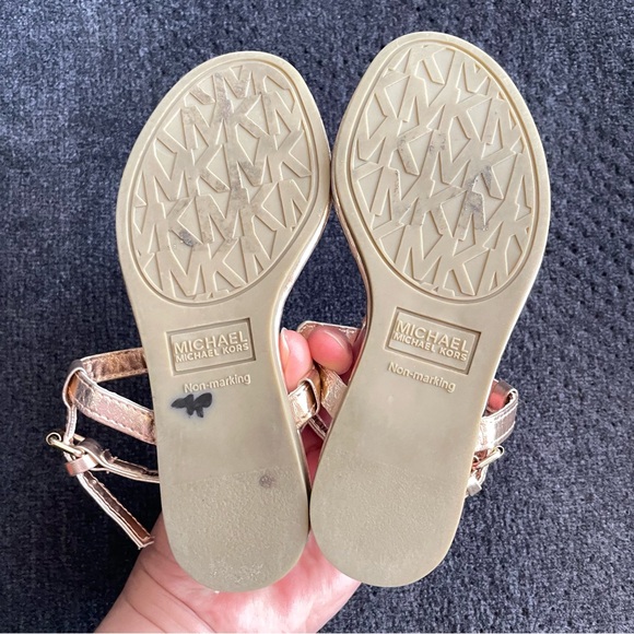 Girls Michael Kors Lil‎ Mandy Thong Sandals Gold Size 10 - Picture 5 of 5